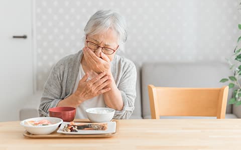 「食べる」「飲み込む」が上手くいかないそれは、お口の衰えのサインかもしれません